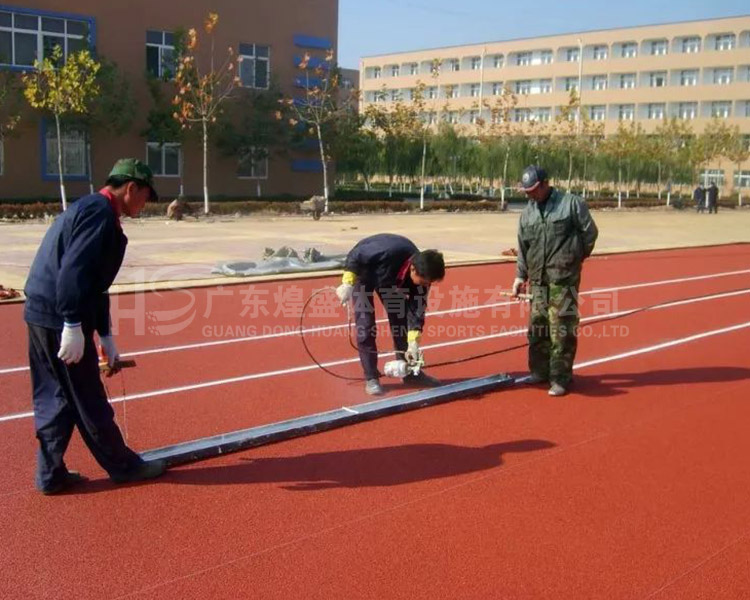 夏季大学塑胶跑道施工注意事项