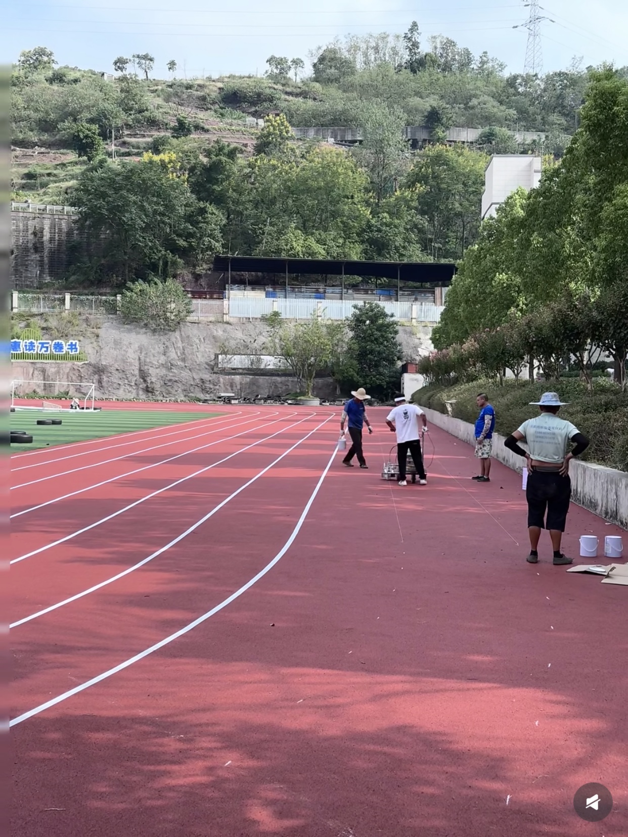 一条合格的塑胶跑道“诞生”需要经历多少道工序