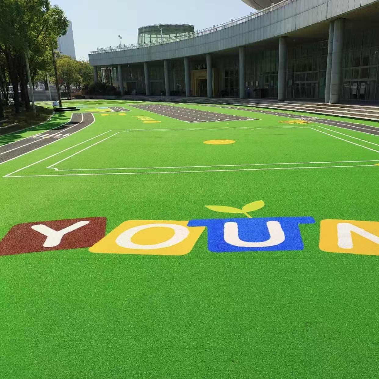 幼儿园都在换!安全环保的人造草坪才是孩子奔跑的乐园