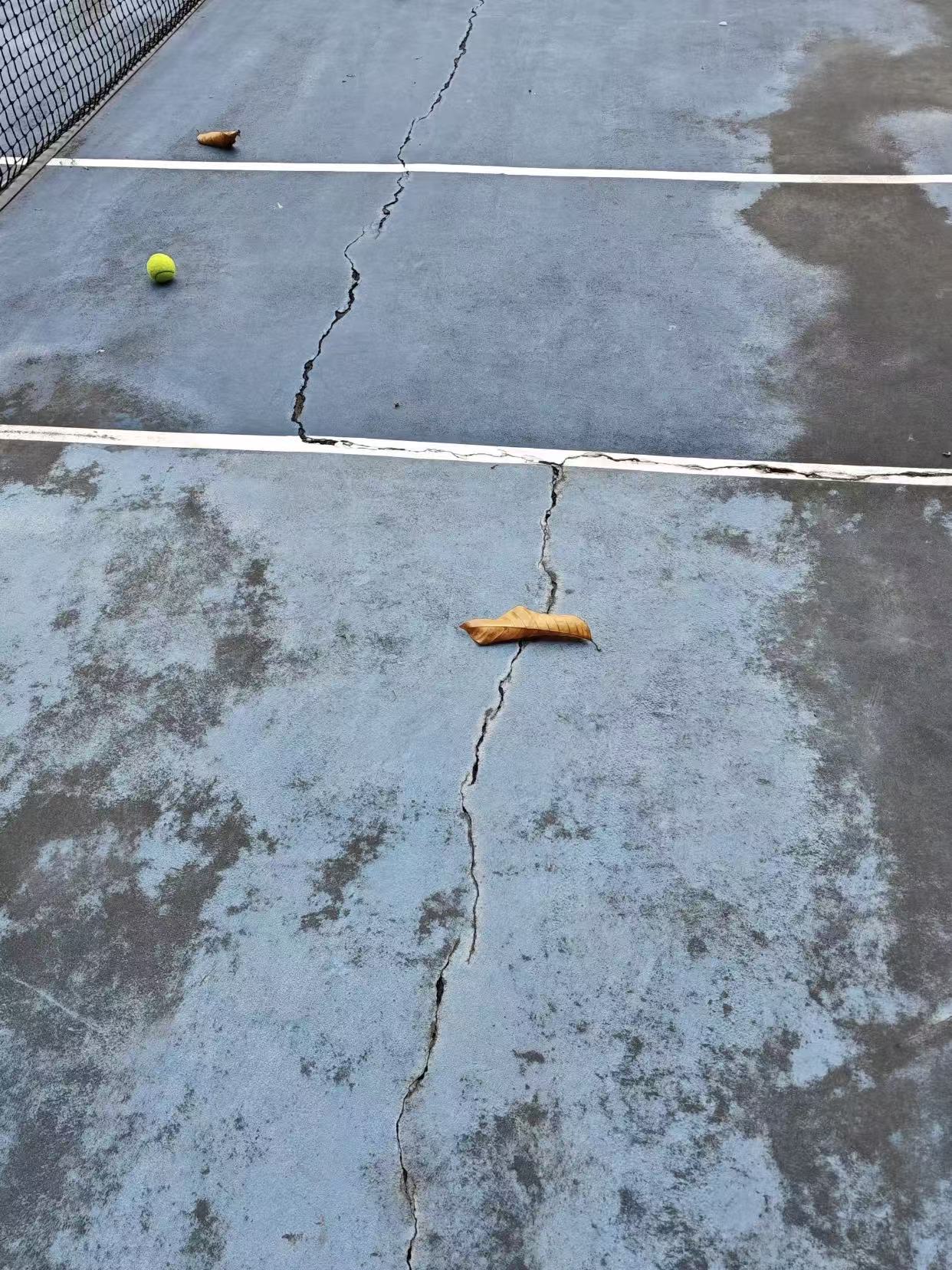 丙烯酸球场起粉、开裂？可能是这3点基础没做好