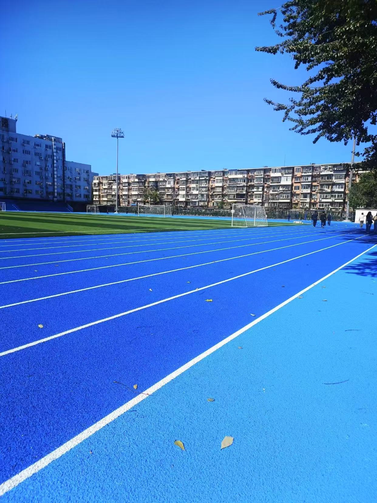 塑胶跑道摊铺厚度标准,不同场地有讲究