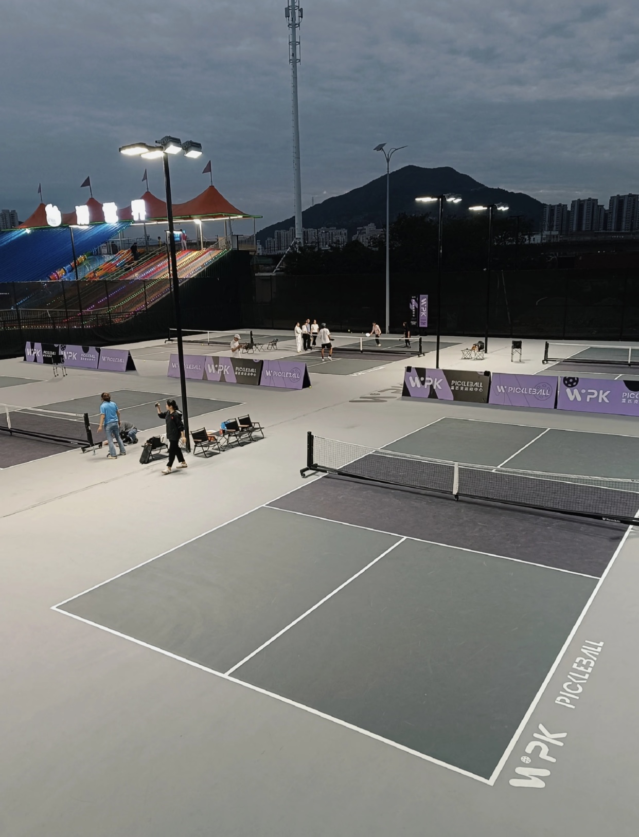 丙烯酸球场材料储存需谨慎，搞错易变质