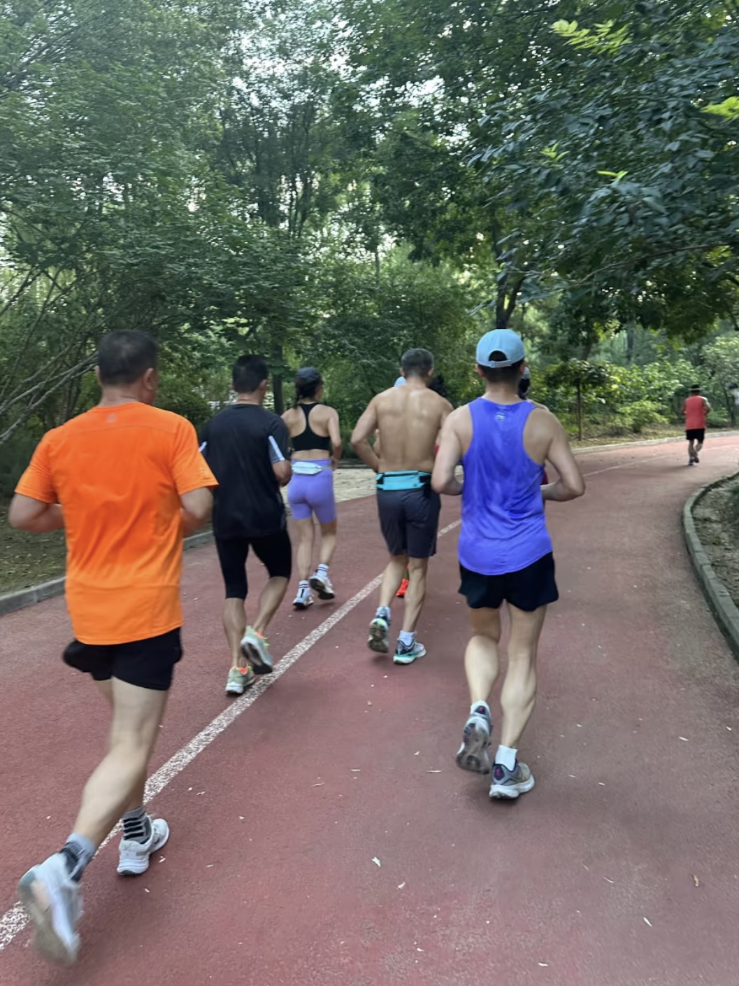 户外健身区塑胶跑道耐晒防水施工技巧