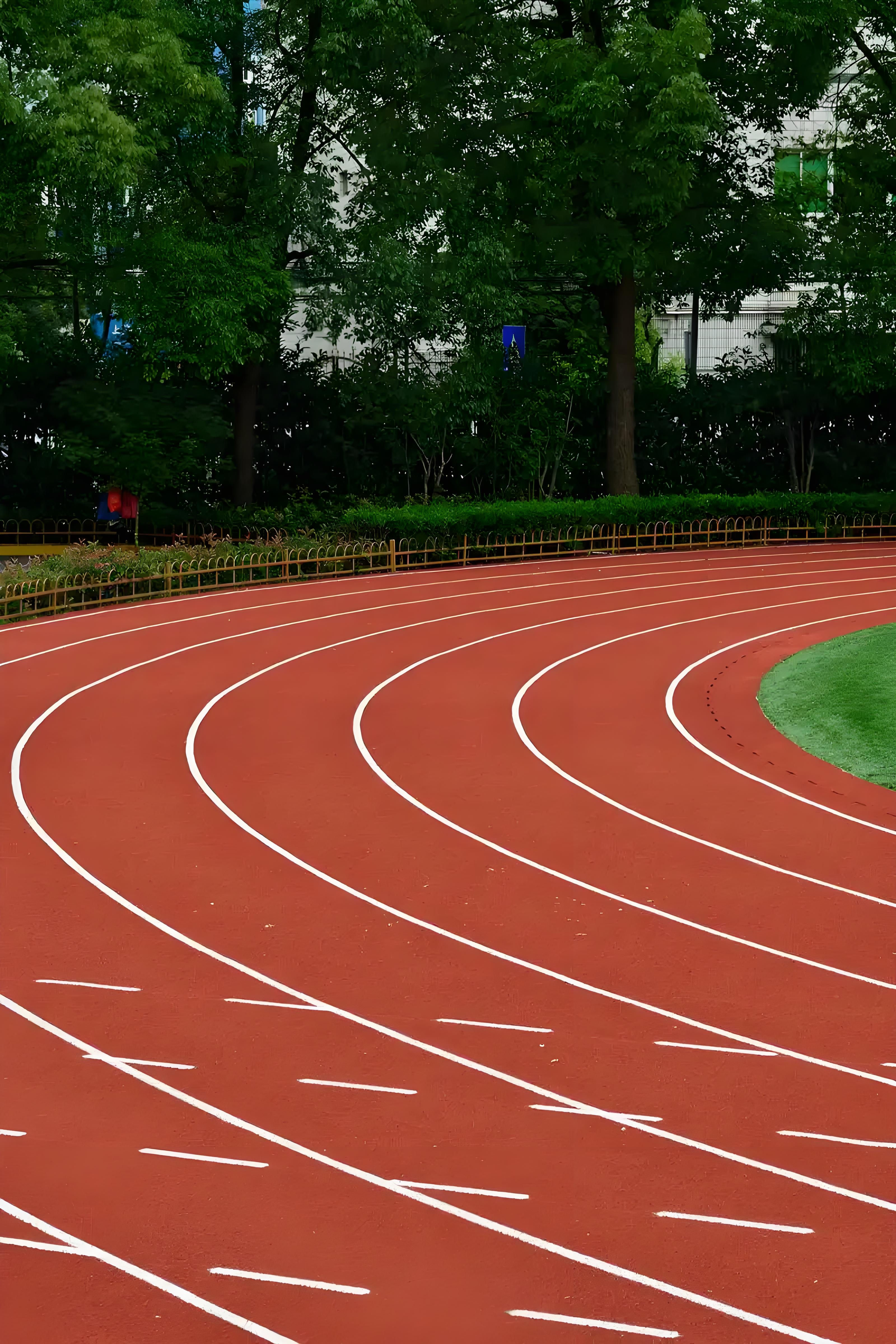 南方多雨/北方严寒：不同气候下塑胶跑道材料选型技巧