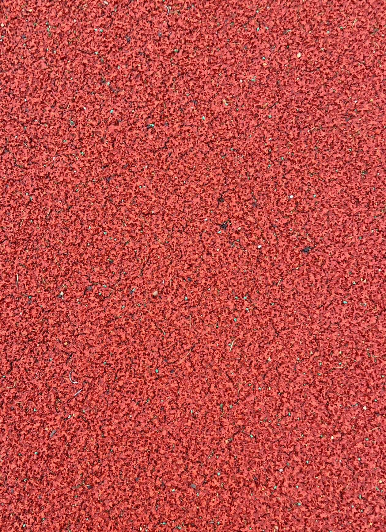 雨天会不会打滑？跑道材料的排水性能怎么样？