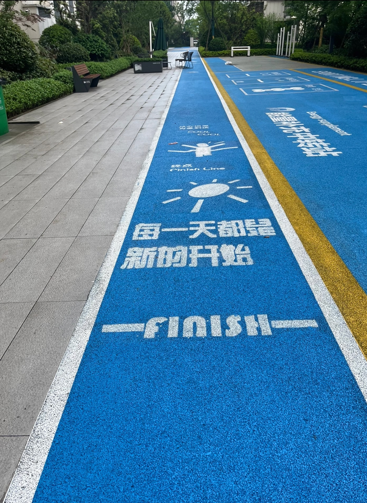 小区社区健身步道塑胶跑道选材耐磨防滑怎么选？