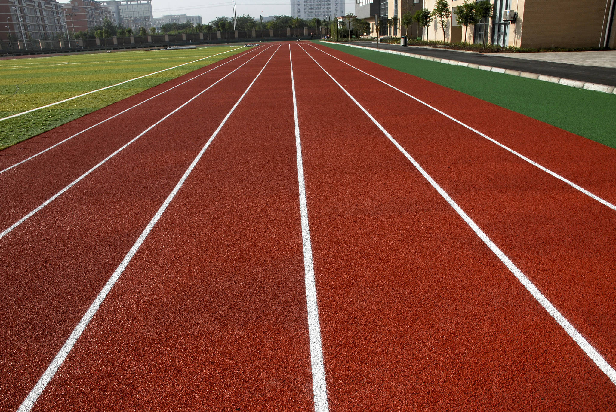 自结纹塑胶跑道适合什么场地？和普通混合型跑道区别在哪？