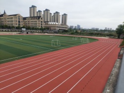 做一块标准运动场地，哪些隐性成本最容易被工程商忽略？