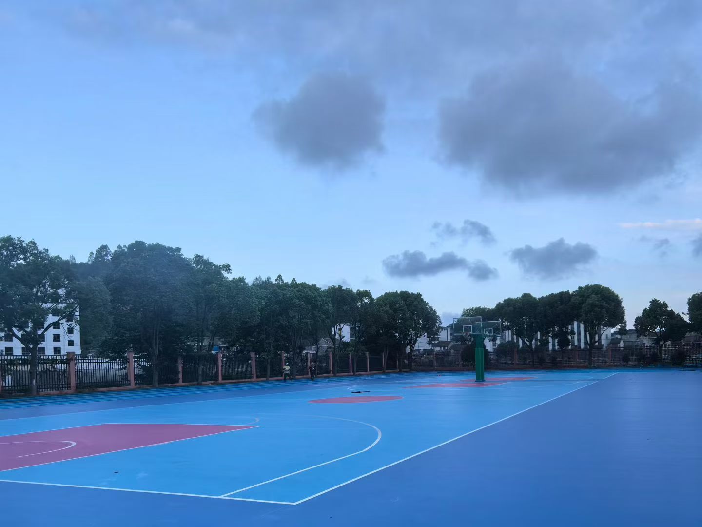 球场材料拿货差价巨大，源头厂家和中间商差别到底在哪？